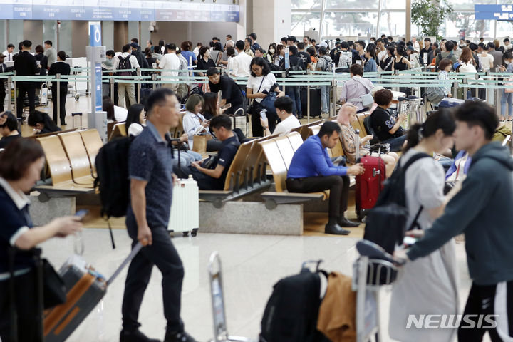 [인천공항=뉴시스] 최동준 기자 = 추석 연휴를 앞둔 27일 인천국제공항 출국장이 이용객들로 붐비고 있다. 인천국제공항공사는 이번 추석연휴 특별 교통대책 기간인 27일부터 10월 3일까지 7일간 총 121만 3000명, 일평균 기준 17만 3000명의 여객이 인천공항을 이용할 것으로 전망했다. 2023.09.27. photocdj@newsis.com