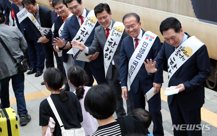 [서울=뉴시스] 이영환 기자 = 김기현 국민의힘 대표와 윤재옥 원내대표 등 의원들이 추석을 이틀 앞둔 27일 오후 서울 용산구 서울역에서 귀성객들에게 인사를 하고 있다. 2023.09.27. 20hwan@newsis.com