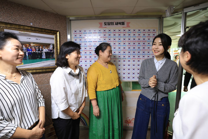 [서울=뉴시스] 윤석열 대통령 부인 김건희 여사가 27일 서울 송파구 미혼모자가족 복지시설 도담하우스를 방문해 시설 관계자들과 대화하고 있다. (사진=대통령실 제공) 2023.09.27. photo@newsis.com *재판매 및 DB 금지