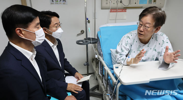 [서울=뉴시스] 조성봉 기자 = 이재명 더불어민주당 대표가 28일 단식 후 회복을 위해 입원 중인 서울 중랑구 녹색병원에서 조정식 사무총장과 이해식 사무부총장으로부터 당의 서울 강서구청장 보궐선거 현황을 보고 받고 있다.(공동취재사진) 2023.09.28. photo@newsis.com