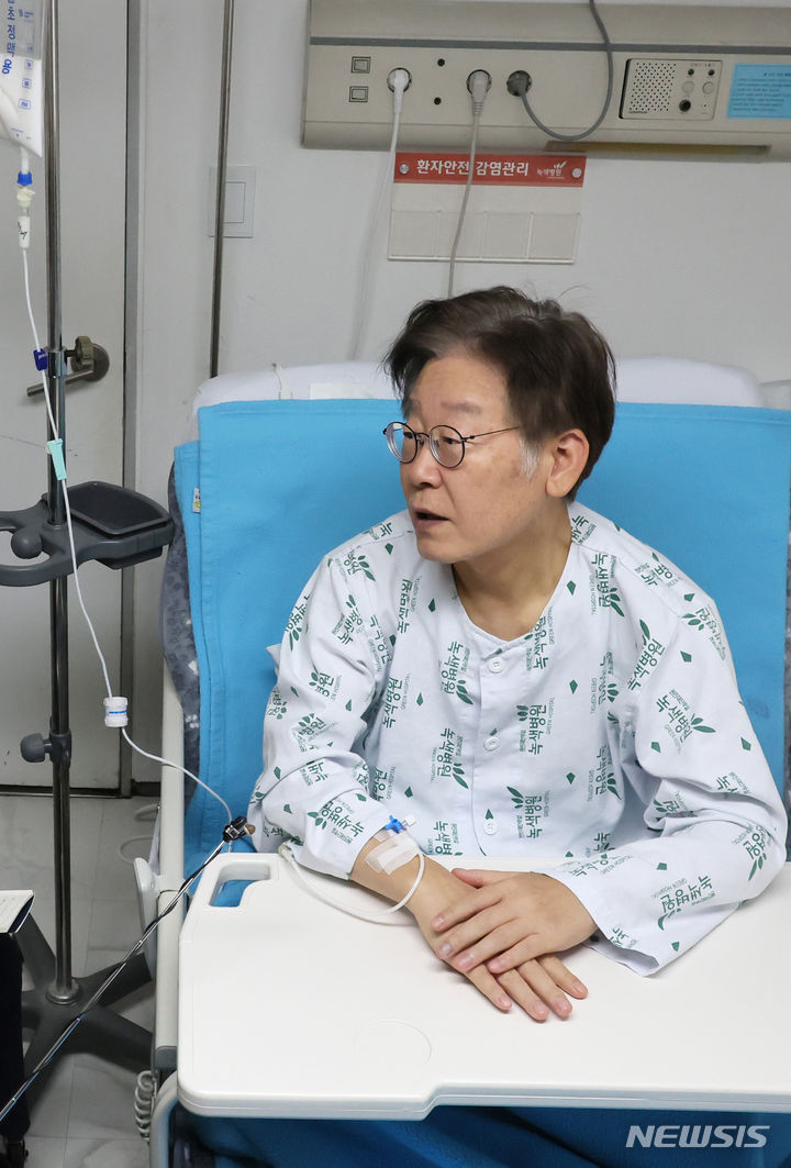[서울=뉴시스] 조성봉 기자 = 이재명 더불어민주당 대표가 28일 오전 서울 중랑구 녹색병원에서 조정식 사무총장과 이해식 사무부총장에게 강서구청장 보궐선거 관련해 발언을 하고 있다. (공동취재사진) 2023.09.28. photo@newsis.com 