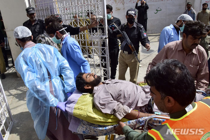 [퀘타=AP/뉴시스]29일 파키스탄 남서부 발루치스탄주 마스퉁에서 이슬람 예언자 무함마드 탄신일을 축하하는 종교 행렬 중 자폭 테러가 발생, 현재까지 52명이 숨지고 70여 명이 부상했다. 사진에서 발루치스탄주 퀘타 병원으로 이송된 부상자가 보이고 있다. 2023.09.29. 