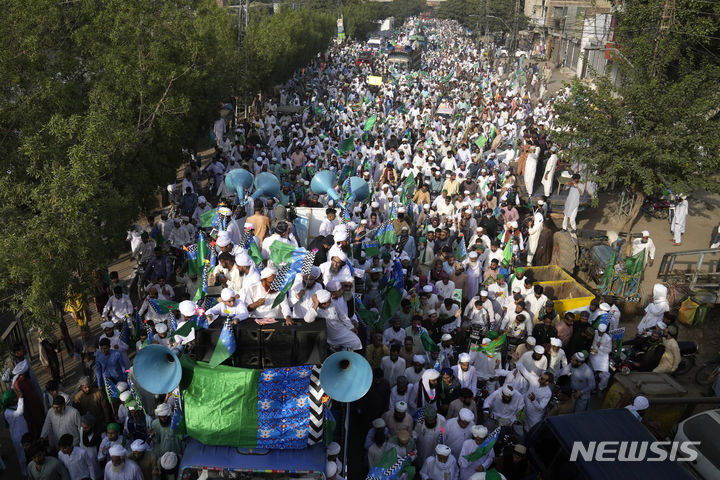 [라호르=AP/뉴시스] 29일 파키스탄 라호르에서 사람들이 이슬람 예언자 무함마드의 생일을 축하하는 종교 행사에 참여하고 있다. 2023.09.29.