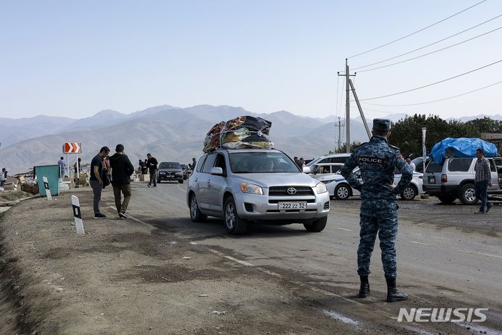 [코르니조르=AP/뉴시스] 최근 아제르바이잔과 무력 충돌을 겪은 나고르노-카라바흐에서 아르메니아계 주민 10만명 이상이 탈출했다. 사진은 지난 29일(현지시간) 나고르노-카라바흐에서 탈출한 아르메니아계 주민이 탄 차량이 아르메니아 슈니크주 코르니조르에 도착한 모습. 2023.09.30