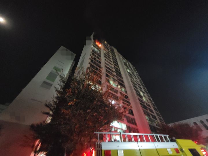 [부산=뉴시스] 1일 새벽 부산 사하구 한 아파트 17층에서 화재가 발생했다. (사진=부산소방재난본부 제공) 2023.10.01 photo@newsis.com *재판매 및 DB 금지