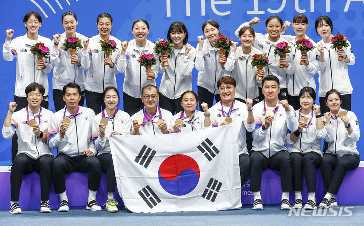 [항저우=뉴시스] 정병혁 기자 = 1일 중국 항저우 빈장체육관에서 열린 2022 항저우 아시안게임 배드민턴 여자 단체전 결승에서 금메달을 차지한 안세영을 비롯한 선수와 감독 및 코치진들이 기념촬영을 하고 있다. 2023.10.01. jhope@newsis.com