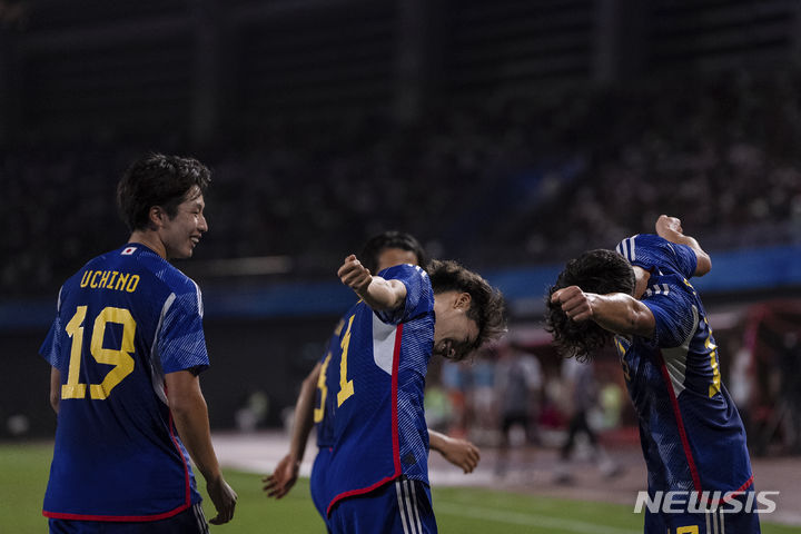 [항저우=AP/뉴시스] 일본이 4일 오후 7시(한국시간) 중국 사오산 스포츠 센터 스타디움에서 열린 2022 항저우 아시안게임 남자 축구 홍콩과의 준결승전에서 4-0 대승을 거뒀다.