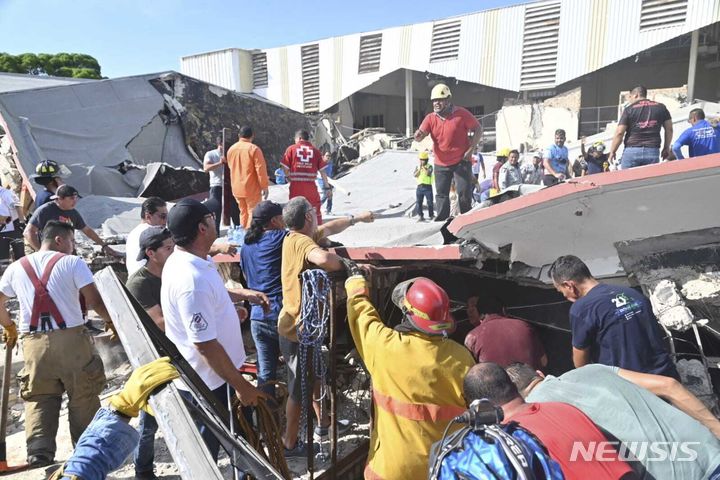 [시우다드 마데로(멕시코 타마울리파스주)=AP/뉴시스]지난 1일(현지시각) 멕시코 시우다드 마데로에 있는 성당 지붕이 무너져 구조대원들이 잔해 속 생존자를 찾는 모습. 2023.10.03.