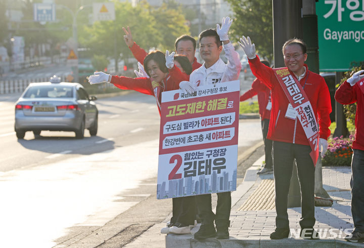 아침인사하는 김태우 강서구청장 보궐선거 후보와 윤재옥 원내대표. [서울=뉴시스] 김명년 기자 = 윤재옥 국민의힘 원내대표가 지난 2일 오전 서울 강서구 강서구청사거리에서 김태우 강서구청장 보궐선거 후보와 당직자들과 함께 선거 유세를 하고 있다. 2023.10.02. kmn@newsis.com