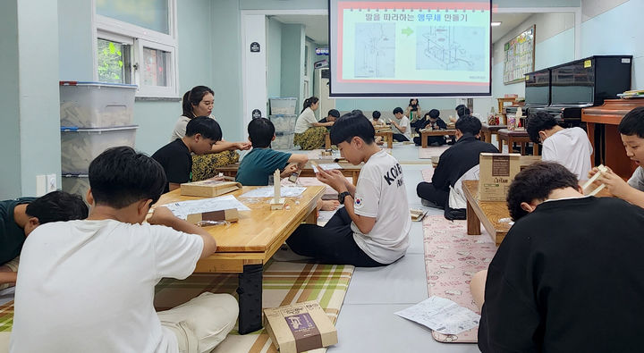 [광주=뉴시스] 광주창의융합교육원 발명교육센터 '하반기 찾아가는 발명체험교실' 운영. (사진=광주시교육청 제공). photo@newsis.com *재판매 및 DB 금지