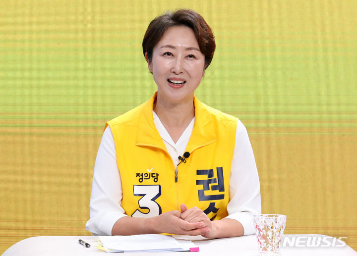 [서울=뉴시스] 조성우 기자 = 권수정 정의당 강서구청장 보궐선거 후보자가 2일 오후 서울 강서구 SK브로드밴드 스튜디오에서 열린 강서구청장 보궐선거 후보자 토론회에 참석해 리허설을 하고 있다. 2023.10.02. xconfind@newsis.com