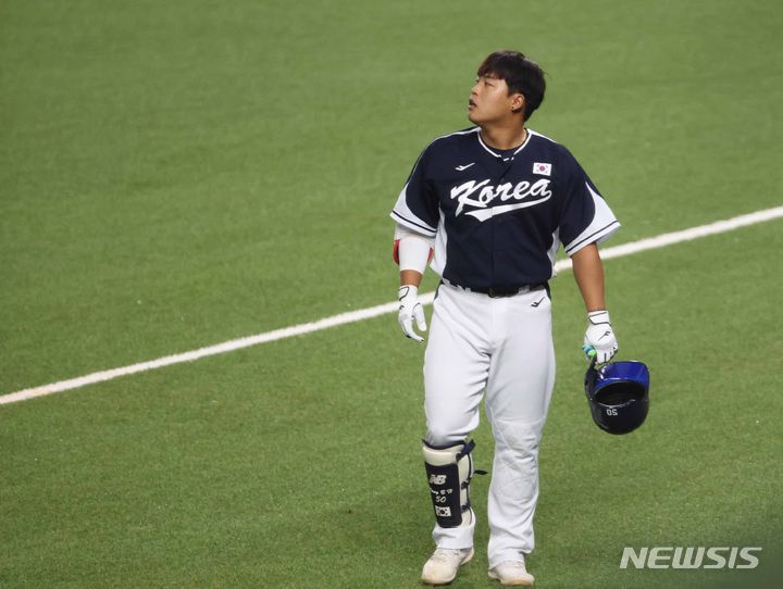 [사오싱=뉴시스] 조수정 기자 = 2일 중국 저장성 사오싱 1야구장에서 열린 2022 항저우 아시안게임 야구 B조 조별리그 2차전 대한민국 대 대만 경기, 8회초 2사 2루 한국 강백호가 내야땅볼로 물러나며 아쉬워하고 있다. 2023.10.02. chocrystal@newsis.com