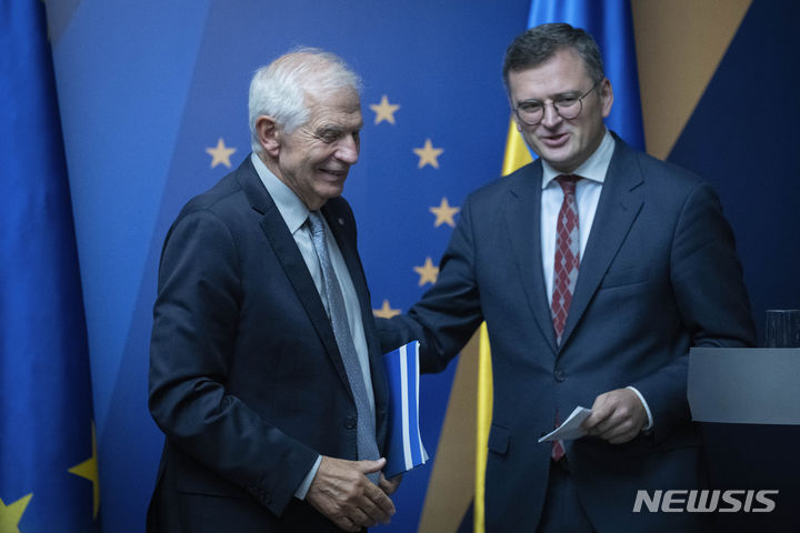 [키이우=AP/뉴시스]2일(현지시간) 우크라이나 수도 키이우에서 열린 비공식 EU 외무장관 회의에서 드미트로 쿨레바 우크라이나 외무장관(오른쪽)과 호세프 보렐 EU 외교안보정책 고위대표가 대화를 나누고 있다. 2023.10.02.