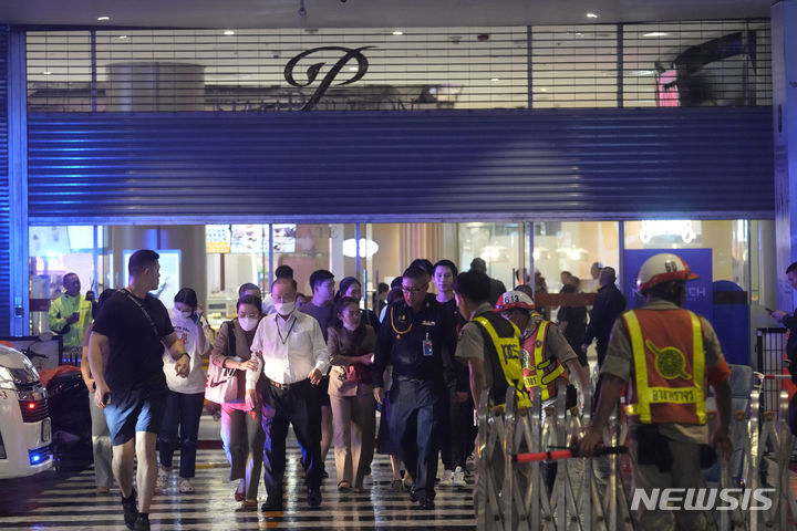 [방콕=AP/뉴시스]3일 태국 방콕 쇼핑몰 시암 파라곤에서 쇼핑객들이 대피하고 있다. 이날 시암 파라곤에서는 총격이 벌어진 것으로 전해졌다. 2023.10.03.