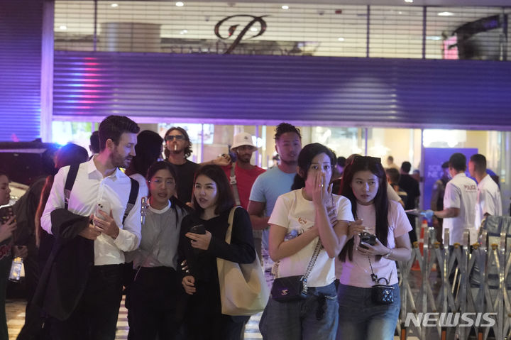 [방콕=AP/뉴시스] 3일(현지시각) 태국 방콕의 한 쇼핑몰에서 총격이 발생해 쇼핑객들이 대피하고 있다. 경찰은 이날 오후 시암 파라곤 쇼핑몰에서 14세 소년이 총기를 난사해 중국과 미얀마 여성이 숨지고 5명이 다쳤다고 밝혔다. 체포된 소년은 정신과 치료를 받아왔으며 이날은 처방받은 약을 먹지 않은 것으로 알려졌다. 2023.10.04.