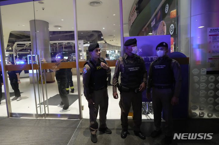 [방콕=AP/뉴시스] 태국 경찰관들이 3일(현지시각) 방콕의 쇼핑몰 총격 현장을 지키고 있다. 경찰은 이날 오후 시암 파라곤 쇼핑몰에서 14세 소년이 총기를 난사해 중국과 미얀마 여성이 숨지고 5명이 다쳤다고 밝혔다. 체포된 소년은 정신과 치료를 받아왔으며 이날은 처방받은 약을 먹지 않은 것으로 알려졌다. 2023.10.04.
