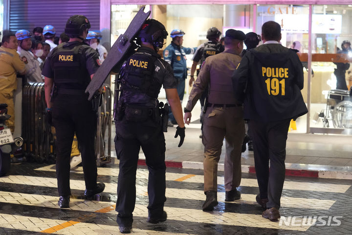 [방콕=AP/뉴시스] 태국 경찰 특공대가 3일(현지시각) 방콕의 쇼핑몰 총격 현장에 도착하고 있다. 경찰은 이날 오후 시암 파라곤 쇼핑몰에서 14세 소년이 총기를 난사해 중국과 미얀마 여성이 숨지고 5명이 다쳤다고 밝혔다. 체포된 소년은 정신과 치료를 받아왔으며 이날은 처방받은 약을 먹지 않은 것으로 알려졌다. 2023.10.04.