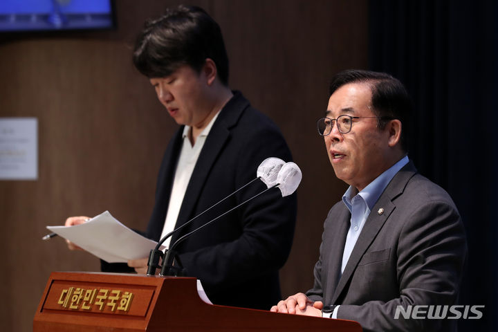 [서울=뉴시스] 이영환 기자 = 박성중 국민의힘 과학기술정보방송통신위원회 간사가 3일 오전 서울 여의도 국회 소통관에서 다음 여론조작 관련 기자회견을 하고 있다. 2023.10.03. 20hwan@newsis.com