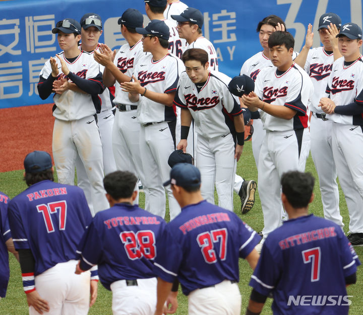 [사오싱=뉴시스] 조수정 기자 = 3일 중국 저장성 사오싱 2야구장에서 열린 2022 항저우 아시안게임 야구 B조 조별리그 3차전 대한민국 대 태국 경기, 한국이 태국에 17:0 콜드게임으로 경기를 마친 뒤 인사하고 있다. 2023.10.03. chocrystal@newsis.com