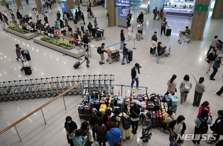 [인천공항=뉴시스] 권창회 기자 = 추석연휴 마지막날인 3일 오후 인천국제공항 제1여객터미널 입국장이 귀경객 및 여행객들로 붐비고 있다. 2023.10.03. kch0523@newsis.com