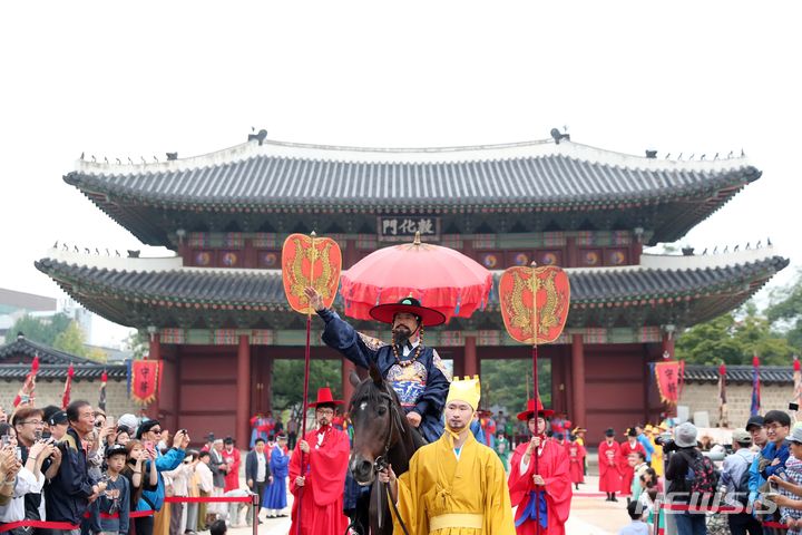 [서울=뉴시스]서울 창덕궁에서 경기 수원화성을 거쳐 화성 융릉까지 정조대왕의 1795년 을묘년 원행(園幸: 조선시대 왕이 부모님의 산소에 행차하는 것)을 재현하는 행사가 오는 8~9일 이틀간 열린다. (사진=서울시 제공). 2023.10.04. photo@newsis.com