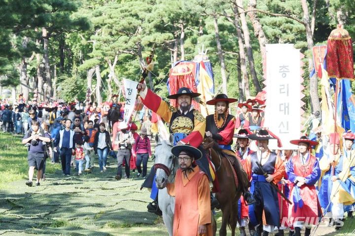 [서울=뉴시스]서울 창덕궁에서 경기 수원화성을 거쳐 화성 융릉까지 정조대왕의 1795년 을묘년 원행(園幸: 조선시대 왕이 부모님의 산소에 행차하는 것)을 재현하는 행사가 오는 8~9일 이틀간 열린다. (사진=서울시 제공). 2023.10.04. photo@newsis.com 