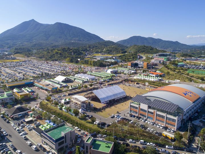 [산청=뉴시스] 산청군청 산청한방약초 축제광장 *재판매 및 DB 금지 *재판매 및 DB 금지