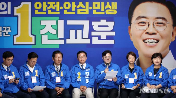 [서울=뉴시스] 고범준 기자 = 홍익표 더불어민주당 원내대표가 4일 오전 서울 강서구 진교훈 강서구청장 후보 선거사무실에서 열린 강서 현장 최고위원회의에서 발언하고 있다. 2023.10.04. bjko@newsiscom