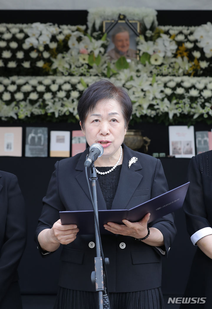 [서울=뉴시스] 김금보 기자 = 김영경 대한간호협회 회장이 4일 오전 서울 중구 대한간호협회 앞에 마련된 고 마가렛 피사렉 간호사 국민 분향소에서 추모사를 하고 있다. 고 마가렛 피사렉 간호사는 지난 1966년부터 2005년까지 소록도에서 40여 년간 한센인을 보살폈고, 지난달 29일 오스트리아 고국에서 생을 마감했다. 2023.10.04. kgb@newsis.com