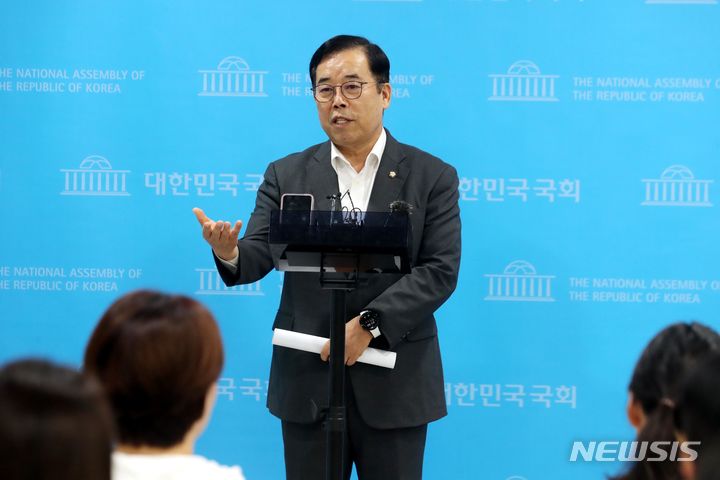 '항저우 아시안게임 클릭 응원 수 조작'의 진실은? [서울=뉴시스] 조성봉 기자 = 박성중 국민의힘 과학기술정보방송통신위원회 간사가 4일 오후 서울 여의도 국회 소통관에서 열린 ‘다음(DAUM) 항저우 아시안게임 클릭 응원수 조작’ 관련 기자회견에서 취재진의 질문에 답변하고 있다. 2023.10.04. suncho21@newsis.com