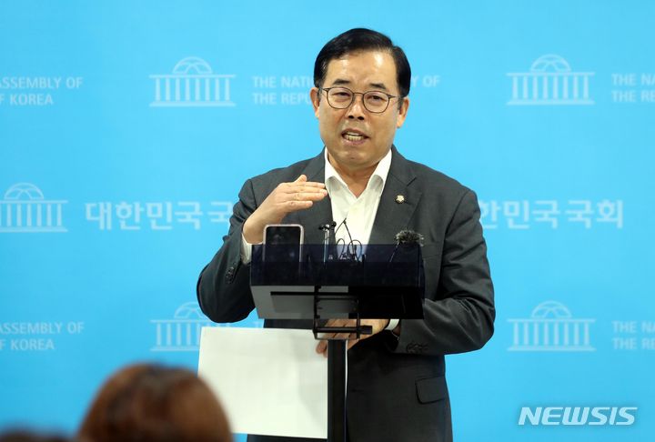 [서울=뉴시스] 조성봉 기자 = 박성중 국민의힘 과학기술정보방송통신위원회 간사가 4일 오후 서울 여의도 국회 소통관에서 열린 ‘다음(DAUM) 항저우 아시안게임 클릭 응원수 조작’ 관련 기자회견에서 취재진의 질문에 답변하고 있다. 2023.10.04. suncho21@newsis.com