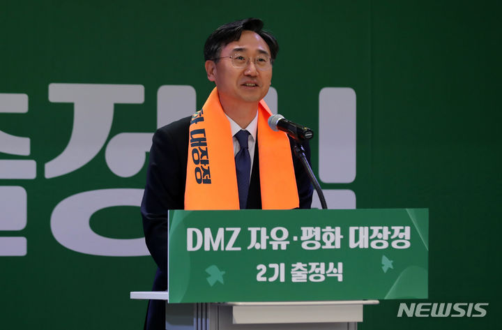 [파주=뉴시스] 김선웅 기자 = 신범철 국방부 차관이 4일 경기 파주시 임진각 DMZ 생태관광지원센터에서 열린 2023 DMZ 자유·평화 대장정 출정식에서 개회사를 하고 있다. 2023.10.04. mangusta@newsis.com