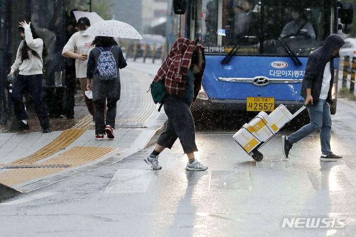 [서울=뉴시스] 최동준 기자 = 비가 내리고 있는 지난 4일 오후 서울 명동성당 인근 거리에서 우산을 챙기지 못 한 시민들이 황급히 이동하고 있다. 2023.10.04. photocdj@newsis.com