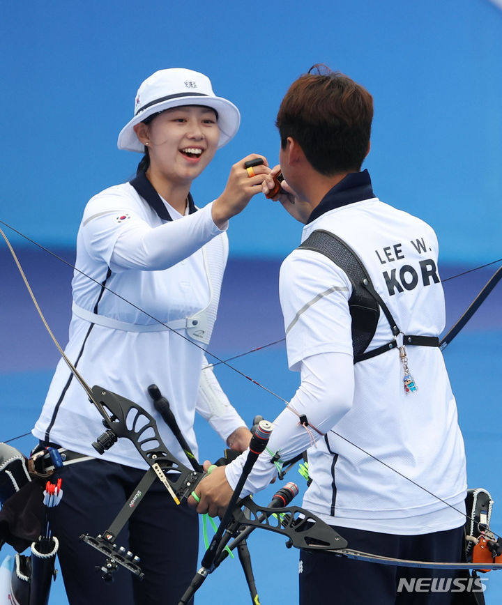 [항저우=뉴시스] 조수정 기자 = 4일 중국 항저우 푸양 인후 스포츠센터에서 열린 2022 항저우 아시안게임 양궁 혼성 리커브 결승 일본과의 경기, 이우석과 임시현이 주먹을 맞대고 있다. 결과는 금메달. 2023.10.04. chocrystal@newsis.com