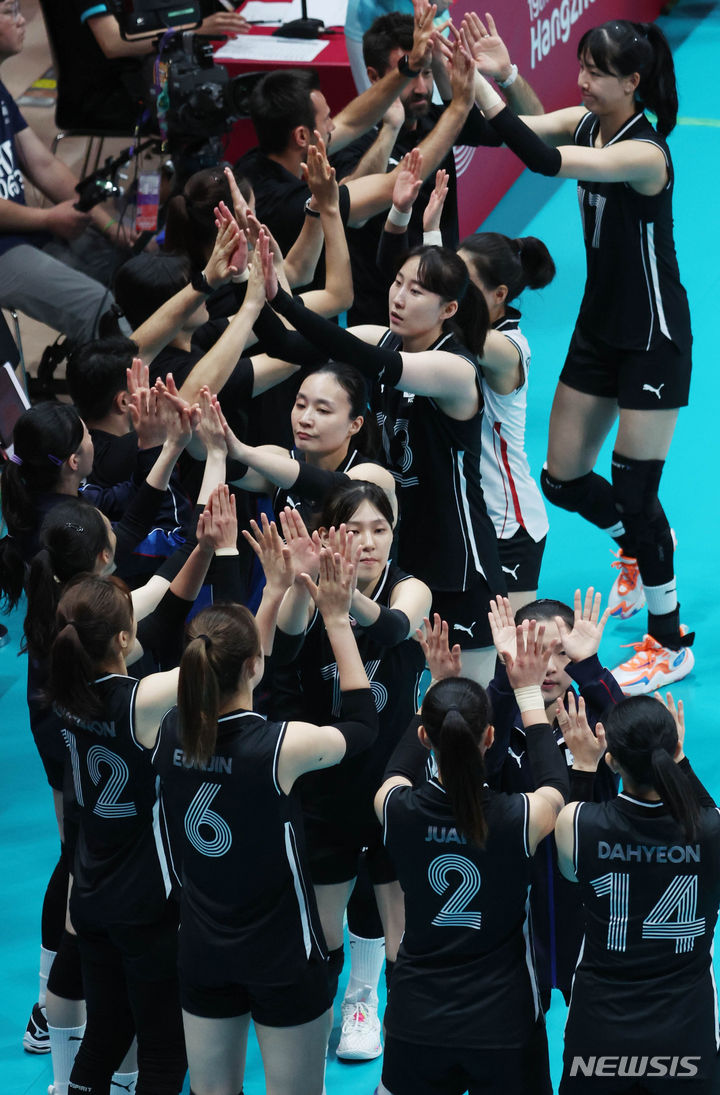 [항저우=뉴시스] 조수정 기자 = 4일 중국 저장성 항저우 사범대 창첸캠퍼스경기장에서 열린 2022 항저우 아시안게임 여자배구  8강 라운드 E조 첫 경기 한국 대 중국, 한국 선수들이 중국에 세트 스코어 0-3(12-25 21-25 16-25)으로 패배한 뒤 굳은 표정으로 서로를 격려하고 있다