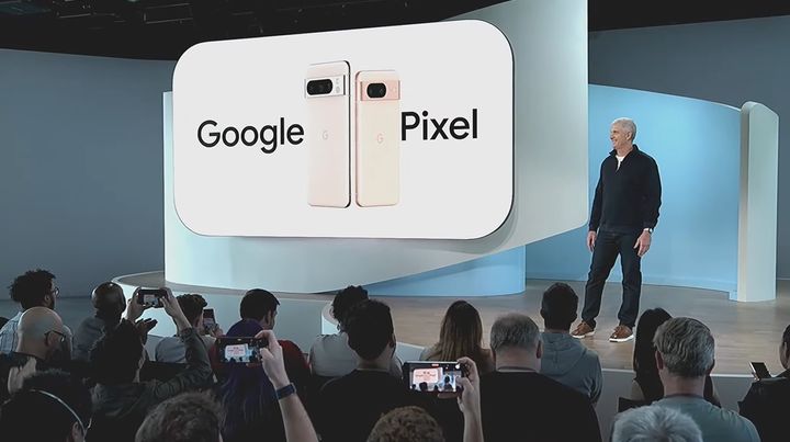 4일(현지시간) 미국 뉴욕에서 열린 '메이드 바이 구글' 행사에서 구글의 스마트폰 신작 '픽셀8' 시리즈가 공개되고 있다. (사진=구글 유튜브 캡처) *재판매 및 DB 금지
