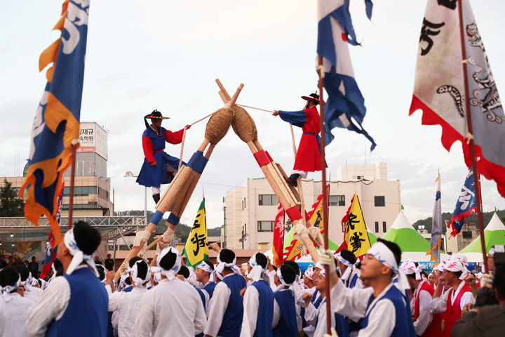 '안동국제탈춤페스티벌2023'에서 50사단 3260 부대원들이 차전놀이를 재연하고 있다. (사진=안동시 제공) *재판매 및 DB 금지