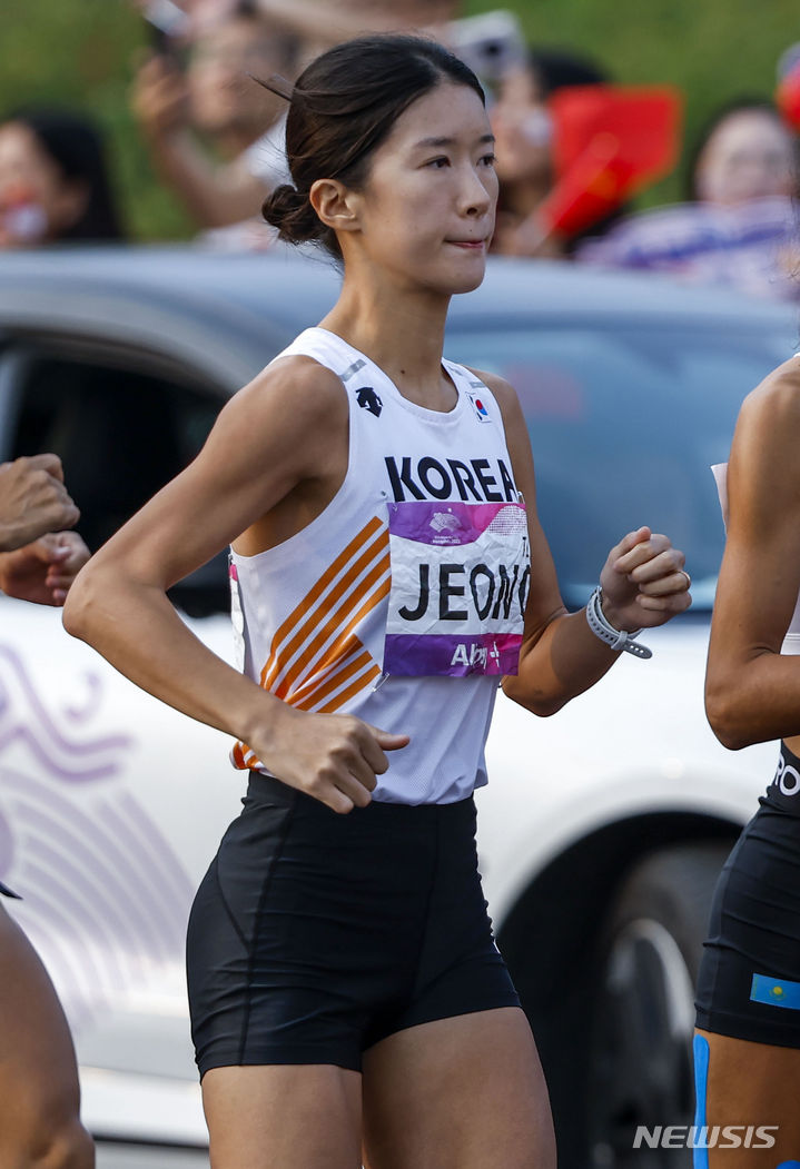[항저우=뉴시스] 정병혁 기자 = 5일 중국 항저우 첸탕강 스마트 뉴월드 일대에서 열린 2022 항저우 아시안게임 육상 여자 마라톤에서 정다은이 출발하고 있다. 2023.10.05. jhope@newsis.com