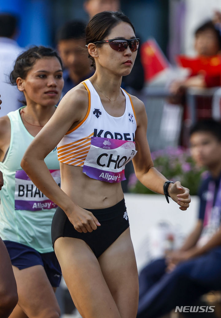 [항저우=뉴시스] 정병혁 기자 = 5일 중국 항저우 첸탕강 스마트 뉴월드 일대에서 열린 2022 항저우 아시안게임 육상 여자 마라톤에서 최경선이 출발하고 있다. 2023.10.05. jhope@newsis.com