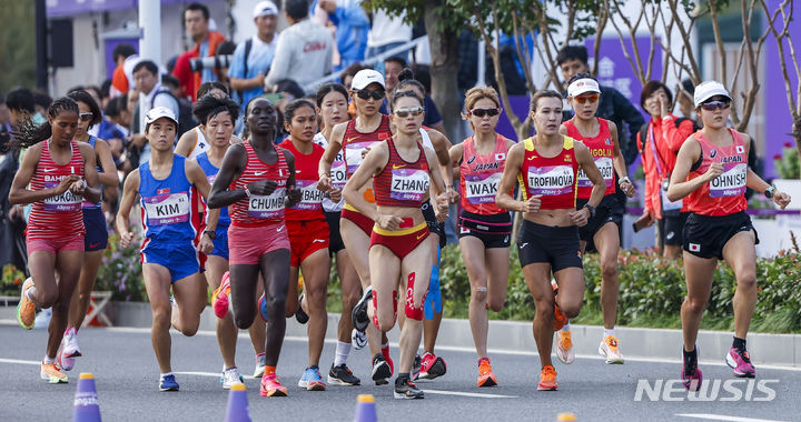 [항저우=뉴시스] 정병혁 기자 = 5일 중국 항저우 첸탕강 스마트 뉴월드 일대에서 열린 2022 항저우 아시안게임 육상 여자 마라톤에서 선수들이 출발하고 있다. 2023.10.05. jhope@newsis.com