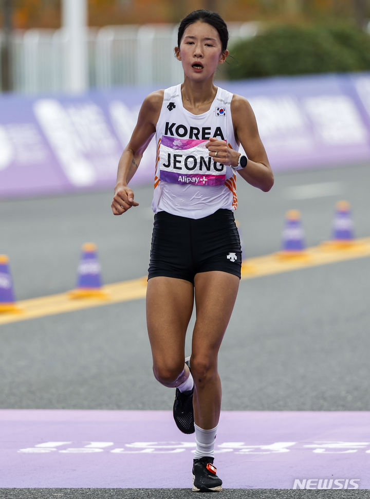 [항저우=뉴시스] 정병혁 기자 = 5일 중국 항저우 첸탕강 스마트 뉴월드 일대에서 열린 2022 항저우 아시안게임 육상 여자 마라톤에서 정다은이 결승선을 통과하고 있다. 결과는 14위. 2023.10.05. jhope@newsis.com