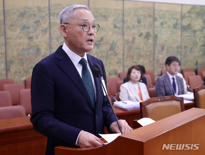 [서울=뉴시스] 추상철 기자 = 유인촌 문화체육관광부 장관 후보자가 5일 오전 서울 여의도 국회에서 열린 인사청문회에 출석해 모두발언을 하고 있다. 2023.10.05. scchoo@newsis.com