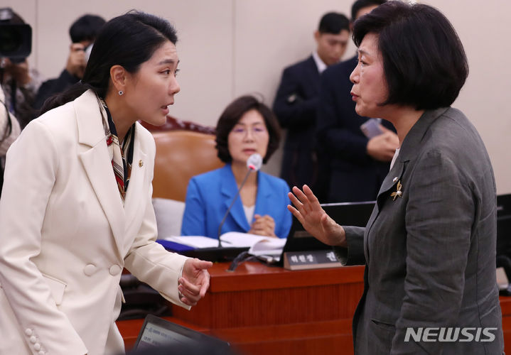 [서울=뉴시스] 이영환 기자 = 정경희 국회 여성가족위원회 국민의힘 간사와 신현영 더불어민주당 간사가 5일 오전 서울 여의도 국회에서 열린 김행 여성가족부 장관 인사청문회에 참석해 대화를 하고 있다. 2023.10.05. 20hwan@newsis.com