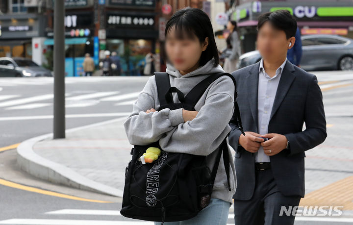 [서울=뉴시스] 조성우 기자 = 6일에 달하는 추석 연휴 직후 또다시 찾아온 사흘간의 한글날 연휴에 시민들은 함박웃음을 지었다. 그러나 고물가로 가벼워진 주머니에 한숨을 내쉬며 오히려 휴일 근무를 자원하는 2030 세대도 있었다. 사진은 쌀쌀한 날씨를 보인 지난 6일 오전 서울 중구 거리에서 긴소매 옷을 입은 시민이 이동하는 모습. 사진은 기사 내용과 직접적인 연관 없음. 2023.10.06. xconfind@newsis.com