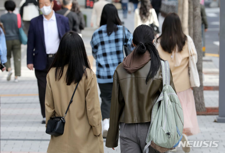 [서울=뉴시스] 조성우 기자 = 쌀쌀한 날씨를 보인 지난 6일 오전 서울 중구 거리에서 외투를 입은 한 가족이 이동하고 있다. 2023.10.06. xconfind@newsis.com