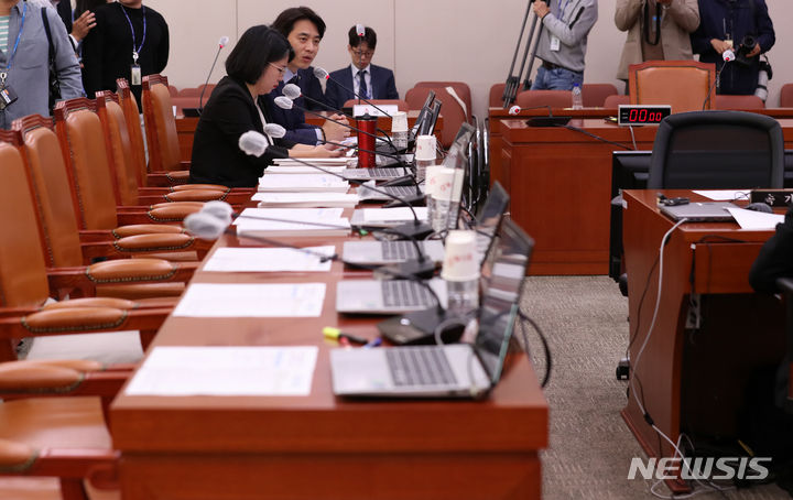 여당 의원과 김행 후보자가 없는 인사청문회. [서울=뉴시스] 이영환 기자 = 한준호 더불어민주당 의원이 지난 6일 오전 서울 여의도 국회에서 열린 김행 여성가족부 장관 인사청문회에서 발언을 하고 있다. 김행 후보자는 지난밤 인사청문회 도중 여당 의원들과 함께 퇴장했다. 2023.10.06. 20hwan@newsis.com