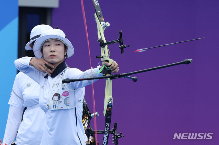 [샤오싱=뉴시스] 고승민 기자 = 6일 중국 항저우 푸양 인후 스포츠센터에서 열린 2022 항저우 아시안게임 여자 양궁 리커브 단체 준결승 한국 대 인도 경기, 한국 최미선이 활을 쏘고 있다. 2023.10.06. kkssmm99@newsis.com