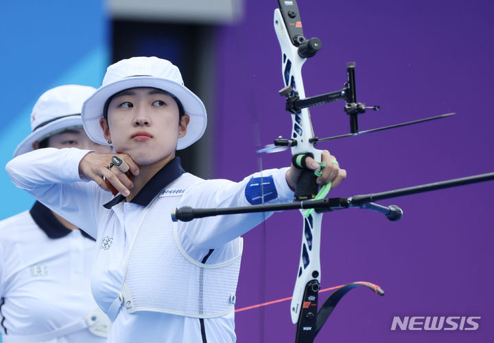 [샤오싱=뉴시스] 고승민 기자 = 6일 중국 항저우 푸양 인후 스포츠센터에서 열린 2022 항저우 아시안게임 여자 양궁 리커브 단체 준결승 한국 대 인도 경기, 한국 안산이 활을 쏘고 있다. 2023.10.06. kkssmm99@newsis.com