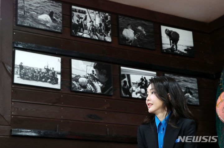 [제주=뉴시스] 전신 기자 = 윤석열 대통령 부인 김건희 여사가 6일 제주 종달어촌계 해녀휴게실에서 열린 제주 해녀어업인과의 대화에 참석해 있다. 2023.10.06. photo1006@newsis.com