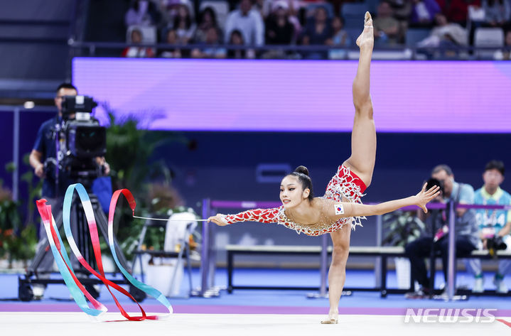 [항저우=뉴시스] 정병혁 기자 = 6일 중국 항저우 황롱스포츠센터 체육관에서 열린 2022 항저우 아시안게임 리듬체조 개인종합 예선 및 단체 결승전 경기, 하수이가 리본 연기를 펼치고 있다